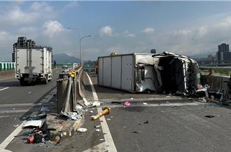 閃避超車車輛遭追撞 小貨車翻覆！駕駛傷重不治