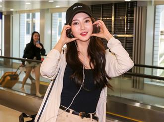 金秘書朴敏英來了！露香肩還送飛吻 親民度破表