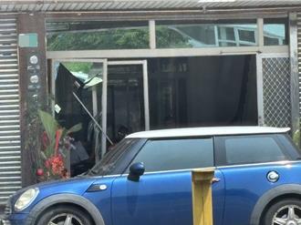 欠錢糾紛網路爆發口角 男駕車撞破玻璃大門洩憤