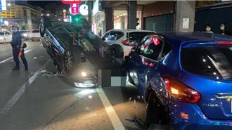 休旅車自撞路邊汽車烏龜翻 眼尖警查獲大量毒品