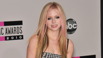 39歲艾薇兒新造型腫麼了？煙燻濃妝網驚：看起來很垃圾