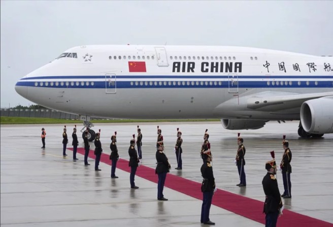 大陸國家主席習近平搭乘的飛機，5日飛抵法國巴黎奧利國際機場。(美聯社)