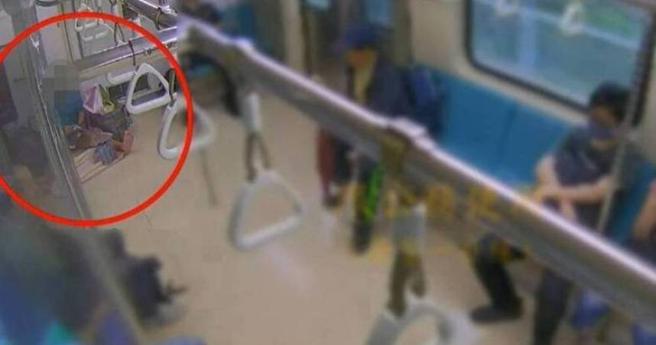 1名老翁趁著搭捷運在車廂內拿刀削竹筍，捷運警依違反《大眾捷運法》開罰1萬元。（圖／翻攝照片）