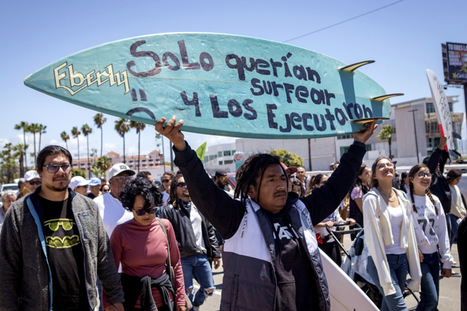 3名澳洲、美國籍衝浪客在墨西哥失蹤遇害，5日抗議人士在恩瑟納達（Ensenada）高舉「他們只是想衝浪，卻被處決」的標語示威。（圖／美聯社）