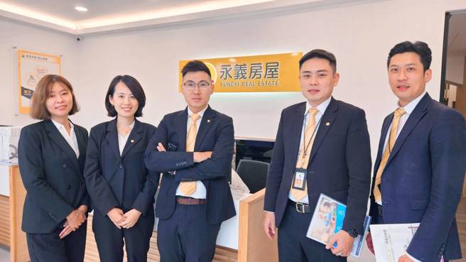 郭纮睿(图中)与太太(左2)加入永义房屋的第2个月，靠着联卖的助攻，两人联手成交了7件，刷新自己的成交纪录。图片来源：永庆房产集团
