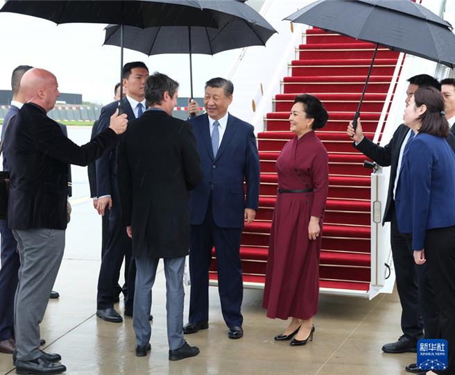 當地時間5月5日下午，中國國家主席習近平乘專機抵達巴黎，應法國總統馬克宏邀請，對法國進行國事訪問。（摘自新華網）