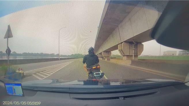 蘆竹警分局於5日清晨5時許接獲民眾報案，在南青路有改裝車聚集。（蘆竹警分局提供）