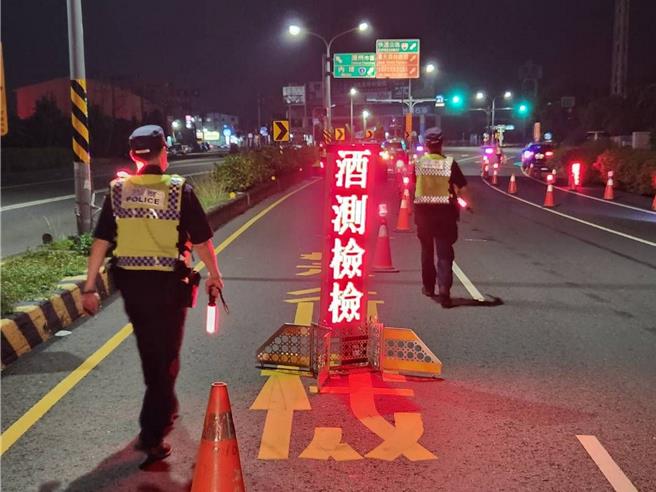 潮州一名男子連續酒駕被抓，存款現金破百萬元卻拒繳罰款，被屏東執行分署凍結存款後直接扣款。圖為潮州警分局執行酒駕取締。（警方提供／羅琦文屏東傳真）