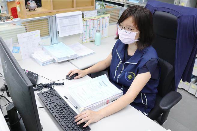 屏東執行分署扣押男子存款後，追回酒駕罰單11萬餘元。圖為書記官製作執行命令扣押義務人存款示意圖。（屏東執行分署提供／羅琦文屏東傳真）