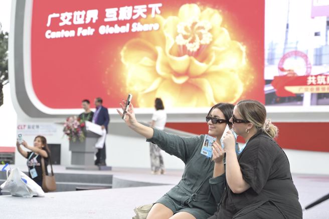 大陆第135届广交会5日在广州闭幕，本届境外採购商到会人数创歷史新高，展示「中国制造」实力。（中新社）