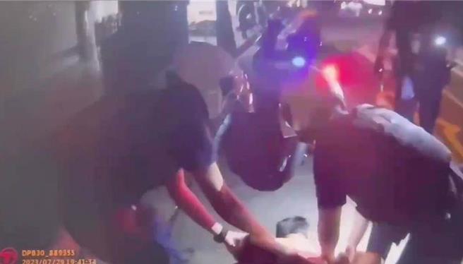 柯姓犯嫌隨機砍人，遭警方制伏送辦。（翻攝畫面）