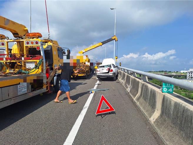 車禍發生地點就在於國道3號南向164公里、大甲出口匝道處，車道暫封閉，車流回堵，目前已排除。（國道警察提供／張妍溱台中傳真）