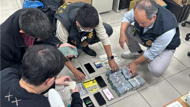 2024年5月6日台中市／劉男自2019年7月起以虛擬寵物投資平台招募投資，非法吸金後惡意關閉平台，讓投資人血本無歸。中打2023年6月至2024年2月間發動多波查緝，緝獲劉等21人，追查出詐騙交易金額數億元，查扣贓證物。（中打提供／陳淑芬台中傳真）