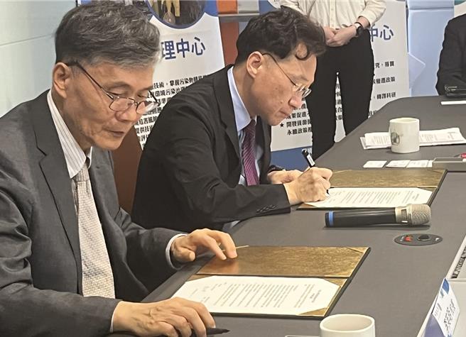 中原大学校长李英明6日上午与国环院院长刘宗勇签署合作备忘录。(杨宗灏摄)