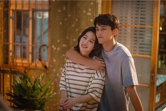 吴磊 （右起）与「男神收割机」周雨彤大谈「姐弟恋」。（中天娱乐台提供）