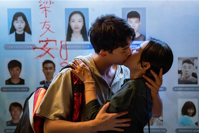 吴磊（左起）《爱情而已》霸气猛吻周雨彤展现男友力。（中天娱乐台提供）