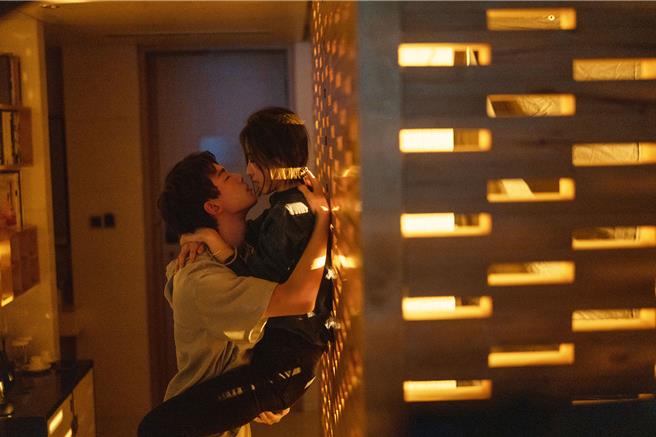 吴磊（左起）《爱情而已》拍亲密戏被周雨彤夸讚「非常绅士」。（中天娱乐台提供）