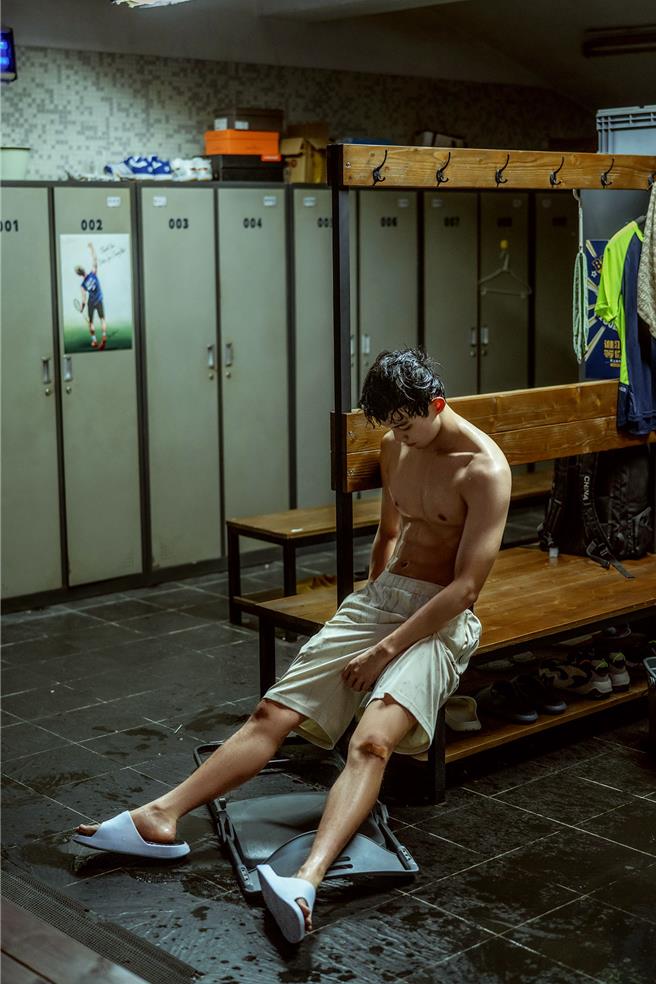 吴磊在《爱情而已》大秀结实的六块腹肌。（中天娱乐台提供）