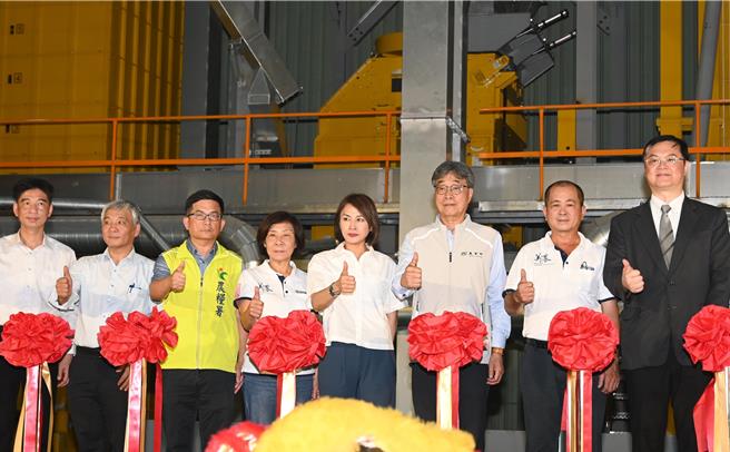 农业部代理部长陈骏季（右三）6日到高雄美浓视察稻谷区域乾燥中心——美浓高埔顶米厂启用典礼。（林瑞益摄）