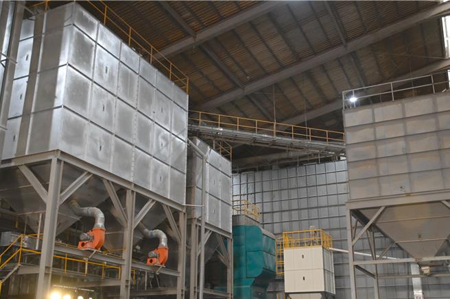 农业部代理部长陈骏季6日到高雄美浓视察稻谷区域乾燥中心——美浓高埔顶米厂（见图）启用典礼。（林瑞益摄）