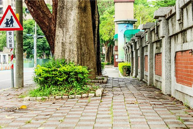 新竹县打造友善人本环境，竹北国小通学廊道6日翻新动工。（新竹县政府提供／罗浚滨新竹传真）