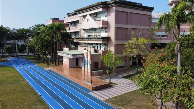 新竹市政府全额补助顶埔国小修缮司令台屋檐及校舍磁砖墙面，推动安全舒适兼具美观的优质校园环境。（新竹市政府提供／罗浚滨新竹传真）