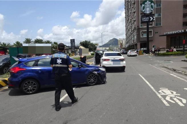 三寶男貼車鬼切換車道，追撞前車釀3傷。（恆春警分局提供／羅琦文屏東傳真）