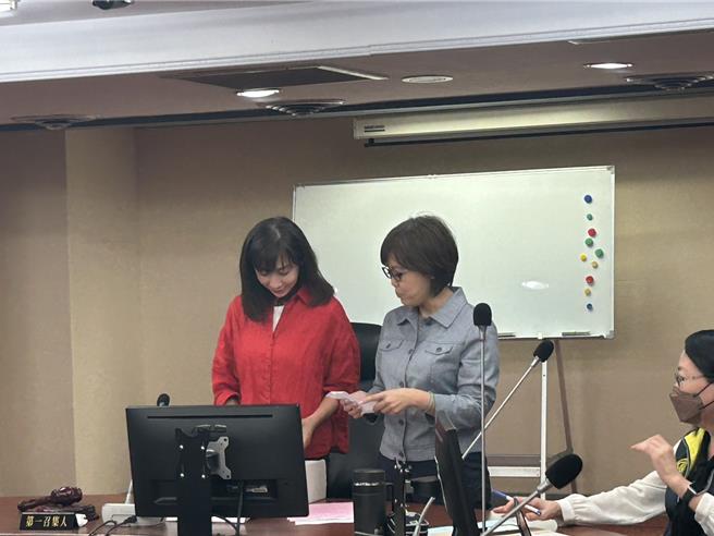 京华城容积率争议6日由「京华城容积违失案专案调查小组」召开第1次会议，最终由国民党台北市议员游淑慧担任召集人。（刘玮晴摄）