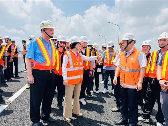 「國1增設銜接台74線系統交流道工程」將於13日通車，國民黨立委楊瓊瓔（左2）邀集相關單位會勘。（楊瓊瓔辦公室提供／張妍溱台中傳真）