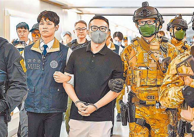 「88会馆」负责人郭哲敏（中）违反《银行法》，遭声押禁见。新北地院裁定，郭以5000万元交保，并限制出境、出海及住居，接受电子脚镣监控8个月，但遭撤销。（中时资料照）