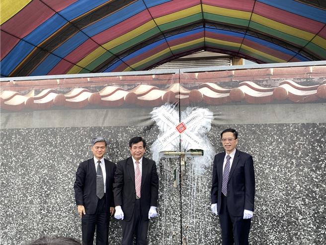 今年國中教育會考5月18日、19日舉行，今天由教育部長潘文忠（左二）主持入闈儀式。（教育部提供／林志成台北傳真）