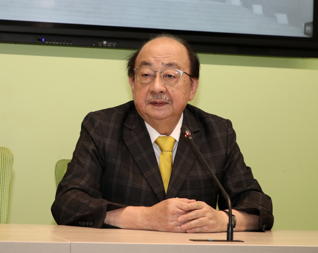 国民党立法院党团总召柯建铭6日在立法院法制委员会程序发言时提到，当初4月3日国民党团要硬干法案的时候，「老天有眼发生大地震，要救台湾的民主」。民进党立法院党团总召柯建铭（图）6日举行记者会回应发言事件。（刘宗龙摄）