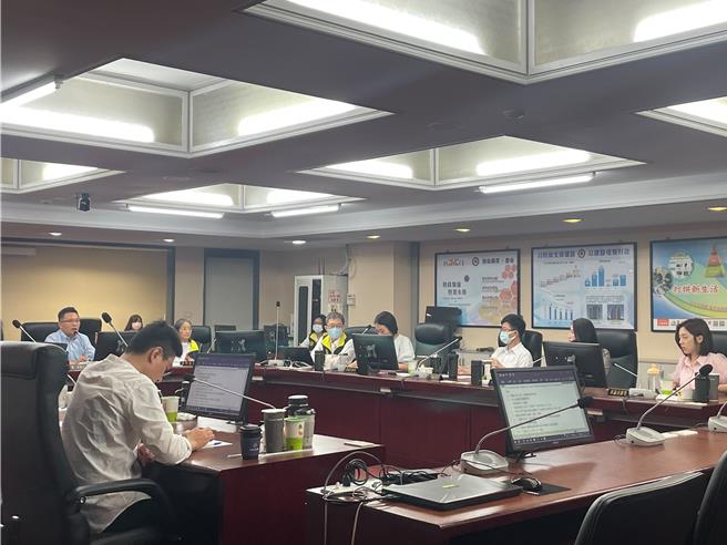 台北市议会「北投士林科技园区T16、T17、T18设定地上权调查专案小组」今开会，召集人、国民党台北市议员张斯纲表示，小组下次将于14日上午开会，了解相关文件背景。（刘彦宜摄）