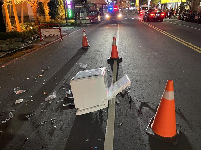 住在漢口路4段某棟大樓12樓獨居的鍾姓男子情緒失況，從住處12樓丟擲冰箱至馬路上。（民眾提供／馮惠宜台中傳真）