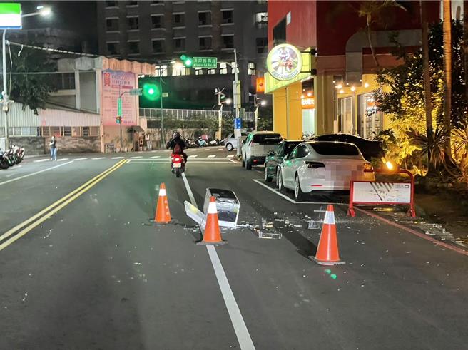 住在漢口路4段某棟大樓12樓獨居的鍾姓男子情緒失況，從住處12樓丟擲冰箱至馬路上。（民眾提供／馮惠宜台中傳真）