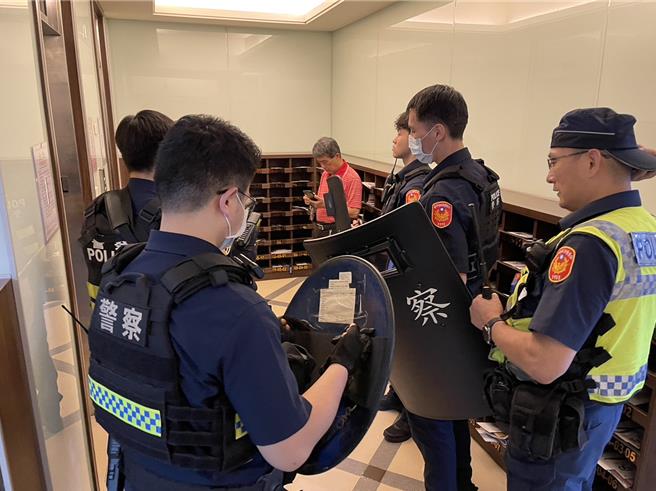 員警獲報後，立即封鎖了相關路段，並持盾牌、齊眉棍、電擊槍、辣椒水等裝備，協同消防隊員及大樓主委進入鍾姓男子住家處查處。（民眾提供／馮惠宜台中傳真）