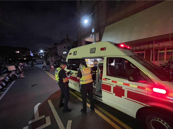 警方獲報前往現場，協同消防隊員及大樓主委進入鍾姓男子住家處查處，並將他強制送醫治療。（民眾提供／馮惠宜台中傳真）