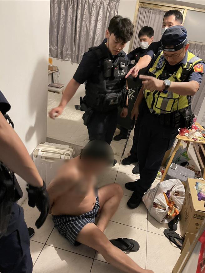 員警獲報後，立即封鎖了相關路段，並持盾牌、齊眉棍、電擊槍、辣椒水等裝備，協同消防隊員及大樓主委進入鍾姓男子住家處查處。（民眾提供／馮惠宜台中傳真）