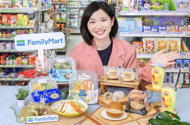 全家瞄准凉感商机推「冰凉清爽系」新品，包括酸辣凉麵、minimore甜点、酷缤沙等。（全家提供／朱世凯台北传真）