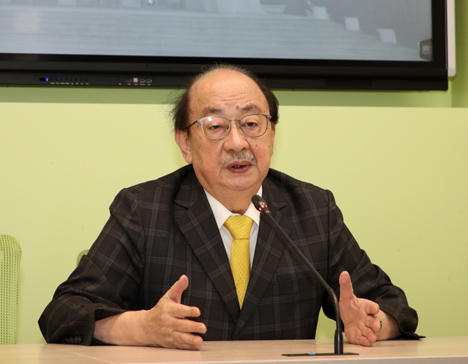 國民黨立法院黨團總召柯建銘6日在立法院法制委員會程序發言時提到，當初4月3日國民黨團要硬幹法案的時候，「老天有眼發生大地震，要救台灣的民主」。民進黨立法院黨團總召柯建銘（圖）6日舉行記者會回應發言事件。（劉宗龍攝）
