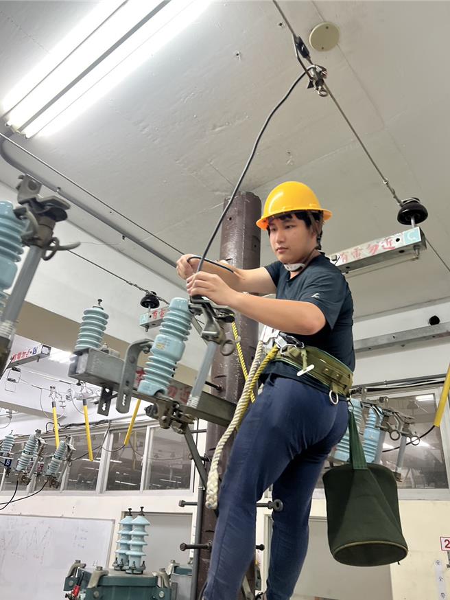 學生練習室內配線。（校方提供／李京昇苗栗傳真）