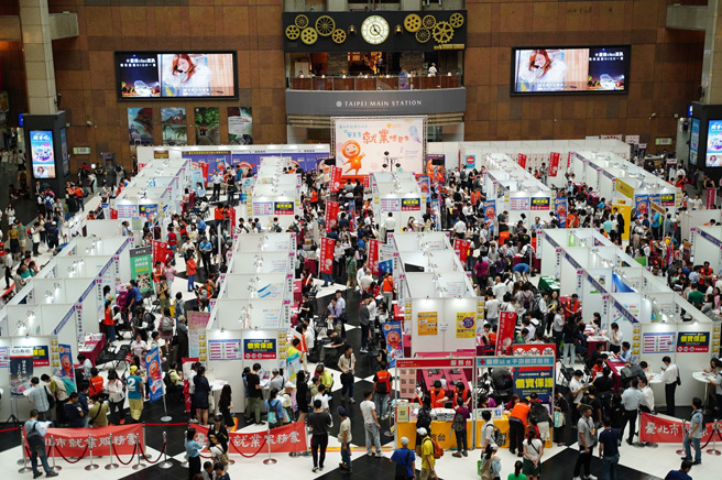 北車1樓售票大廳徵才活動實況。（圖／臺北市就業服務處提供）