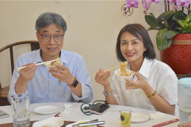 农业部代理部长陈骏季（左）、民进党立委邱议莹（右）6日到高雄美浓区一家餐厅品嚐粄条，用行动支持业者。（邱议莹服务处提供／林瑞益高雄传真）
