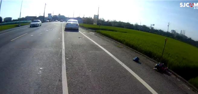 嘉縣消防局上午7點8分獲報，新港鄉中洋工業區加油站附近發生車禍，出動救護車前往救援。（嘉義縣消防局提供∕呂妍庭嘉義傳真）