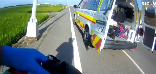 嘉縣消防局上午7點8分獲報，新港鄉中洋工業區加油站附近發生車禍，出動救護車前往救援。（嘉義縣消防局提供∕呂妍庭嘉義傳真）