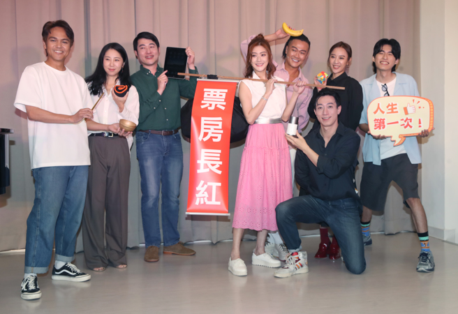 徐詣帆、金仁馨、林逸欣、方宥心、林俊逸、呂紹齊、林斌、林品翰等演員出席全民大劇團音樂劇聯合記者會。（陳君瑋攝）