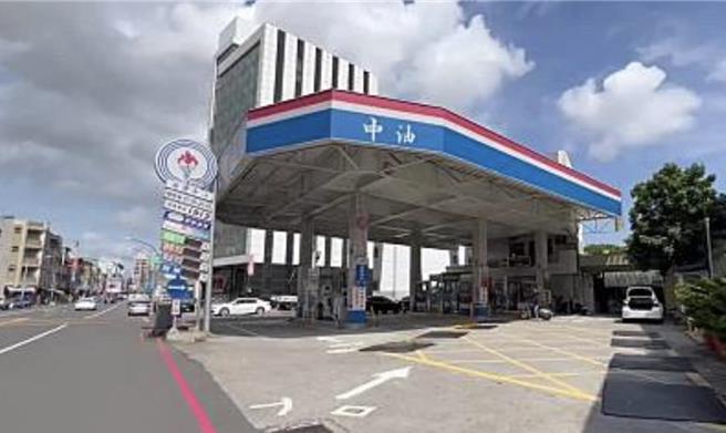 高雄小港区1家加油站被爆出有员工擅自将顾客发票存入个人载具，顾客事后收不到云端发票，打电话到加油站询问，气得上网踢爆。警方查出，涉案的张姓男员工因压力大，盗刷约750张发票，兑换700张后仅中3张，获利1700元，全案将依涉嫌侵占罪函送高雄地方检署侦办。(本报资料照片)