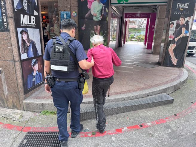 內湖分局警體貼細心，見82歲老翁獨自路旁頹坐，立即主動上前關心。（圖／警方提供）