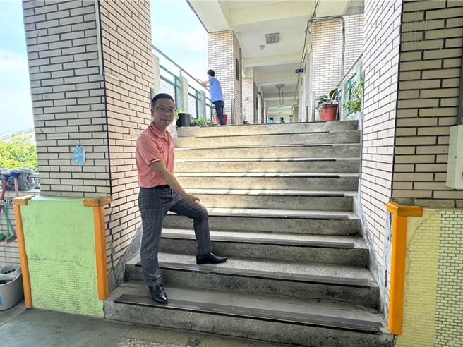台中市乌日区东园国小北栋校舍建成数十年，旧校舍与新建行政大楼高低落差约2公尺，不利于无障碍空间规画。（潘虹恩摄）