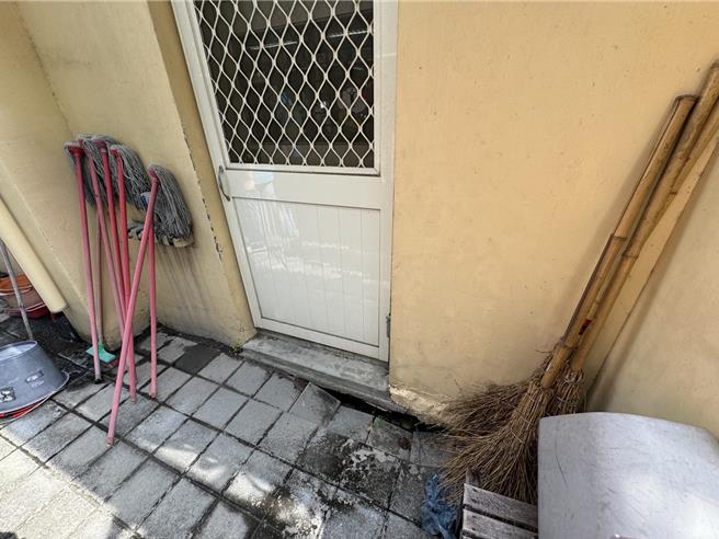 台中市乌日区东园国小北栋校舍建成数十年，目前安全尚无虞，但旧校舍墙面壁癌、漏水，地基遭掏空，与新建行政大楼高低落差约2公尺，不利于无障碍空间规画。（潘虹恩摄）